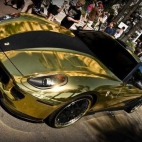 Złote Ferrari(Sportowe auto z bardzo ciekawym lakierem)