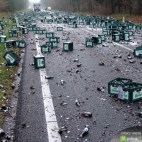 straszna teagedia dla ludzi lubiacych piwo - wypadek samochodu przewozacego browar