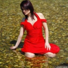 Kobieta siedzaca w wodzie