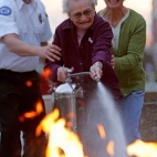 Babcia gasi pożar