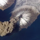 Wybuch wulkanu widziany z kosmosu