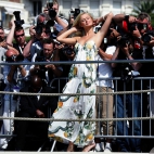 Paris Hilton przy hotelu Carlton w trakcie 58 festiwalu filmowego w Cannes - 13 maj 2005