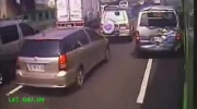 Wypadek autobusu na autostradzie w Chinach - nawet nie zwolnił