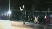 Gość tańczy breakdance i sam się knockoutuje