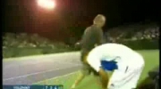 Zdenerwowany tenisista wyżywa się sam na sobie