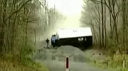 Rozpędzona ciężarówka i mega ostry wypadek na pustej drodze