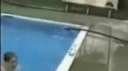 Nieudany backflip nad basenem