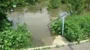 Powódź we Wrocławiu 2010 - Kozanów (ogródki działkowe) - rosnący poziom wody