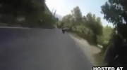 Czołowe zderzenie motocyklu z samochodem
