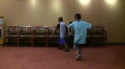 Małe Murzynki tańczą w poczekalni