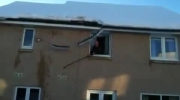 Dziadek odśnieża dach