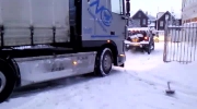 Hummer wyciąga TIRa ze śniegu
