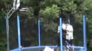 skoki na trampolinie z nogą w koszu hihi