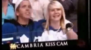 Stadionowa zabawa z "całuśną kamerą". Pocałują się czy nie?