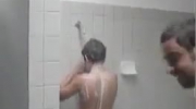 Prysznic + kolega + szampon = wybuch złości