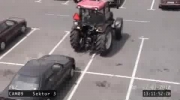 Laska parkuje pod tesko traktorem