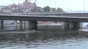 Skok z jadącego pociągu do wody