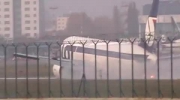 Amatorskie nagranie z lądowania Boeinga bez podwozia na lotnisku w Okęciu