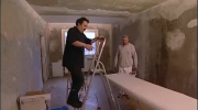 Idiota zdejmuje żyrandol