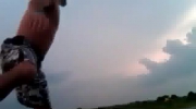 Serfowanie na masce pędzącego auta