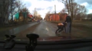 Rzucił się pod pędzące auto