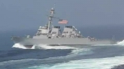 Okręt U.S. Navy wykonuje imponujący zwrot o 180 stopni