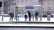 Eksperyment: chłopiec na przystanku w Norwegii