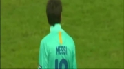 Messi wykonuje rzut karny po czym otrzymuje... żółtą kartkę