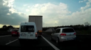 Wyprzedzanie pasem awaryjnym na autostradzie