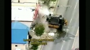 wielki i poancerzony buldorzer demoluje miasto