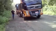 Wciąganie dużego wihajstra przez 7 ciężarówek