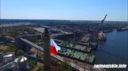 Wielka flaga Polski na latarni morskiej w Świnoujściu