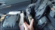 Policjant pokazuje wnętrze swojego policyjnego Forda Interceptor Utility