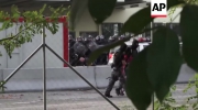 Węgierska policja rozpędza tłum imigrantów szturmujący bramę na granicy z Serbią