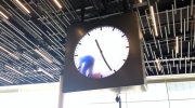 Ciekawy zegar na lotnisku Schiphol