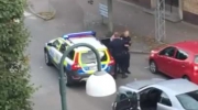 Jak reaguje muzułmanka kontrolowana przez szwedzką policję?