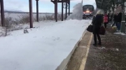 Pociąg wjeżdża na zaśnieżoną na stację