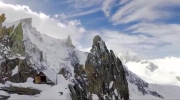 Mały domeczek w sercu szczytu góry Mont Blanc