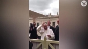 Młoda dziewczynka ściąga papieżowi piuskę