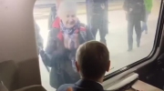 Starsza kobieta pozdrawia Donalda Tuska