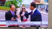 Dziennikarz BBC chce przepędzić kobietę z kadru...