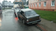 Wrak pojazdu FSO Polonez usunięty z ulicy Chopina w Olsztynie