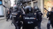 Hiszpańska policja odpiera atak lewactwa. Piękna akcja.