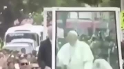 Papież Franciszek stracił równowagę i uderzył głową w papamobile