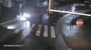 Pijany 30-letni kierujący wjechał na chodnik przy ul. Żeromskiego w Olsztynie i uderzył w latarnię