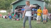 Piękna blondynka tańczy z hula hop
