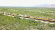 Ponad 200 lokomotyw Union Pacific zaparkowanych gęsiego na bocznicy w Arizonie