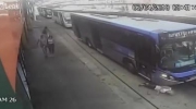 Autobus przejeżdża kobietę