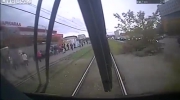 Dziecko wbiega pod tramwaj