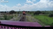 Pociąg uderza w drugi pociąg